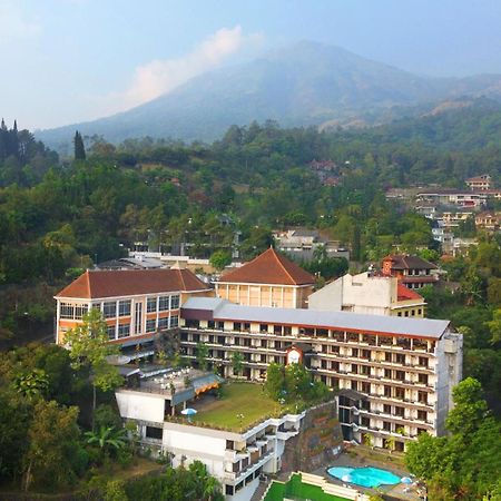 Royal Hotel Tretes Prigen Екстер'єр фото