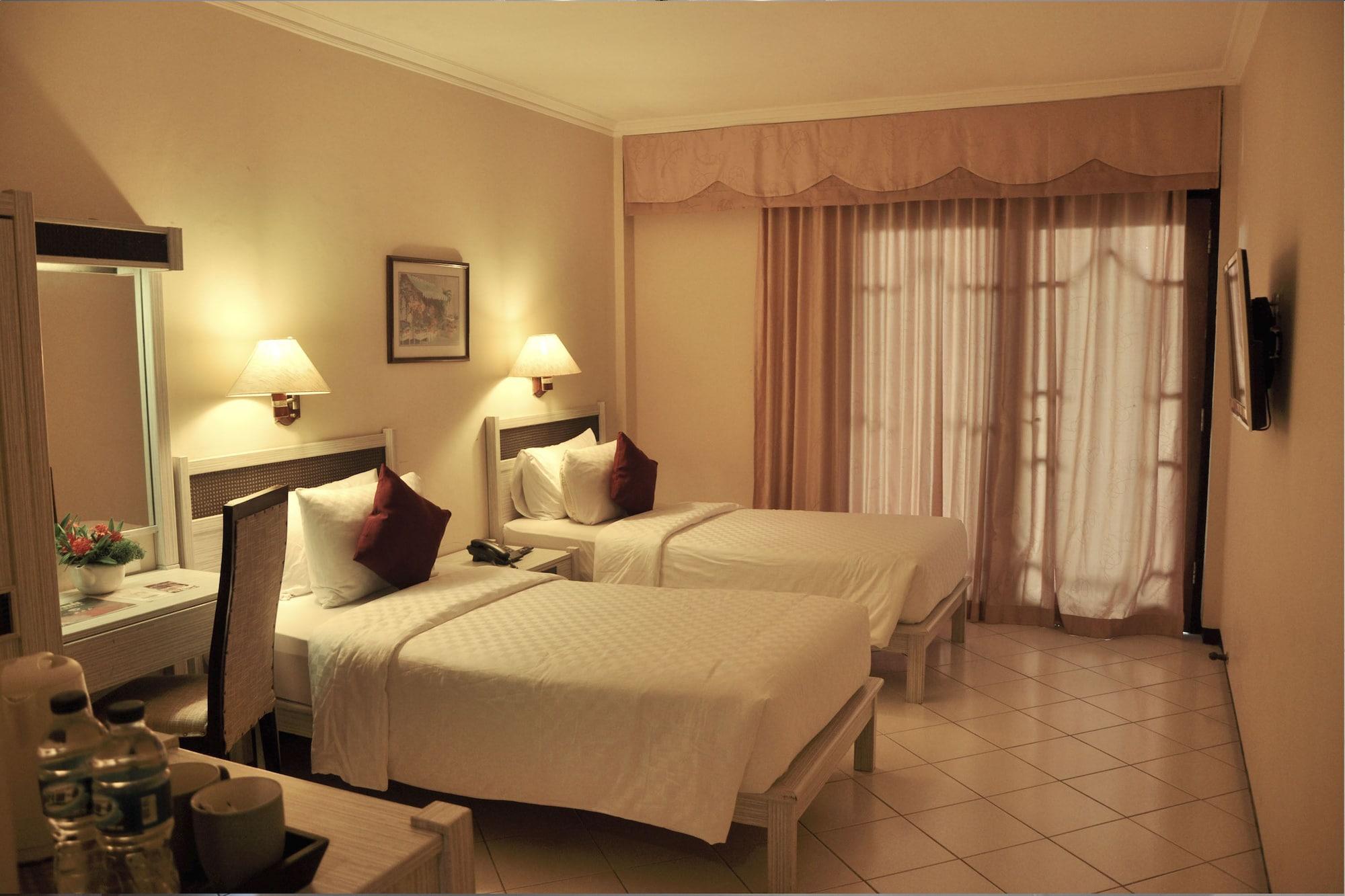Royal Hotel Tretes Prigen Екстер'єр фото