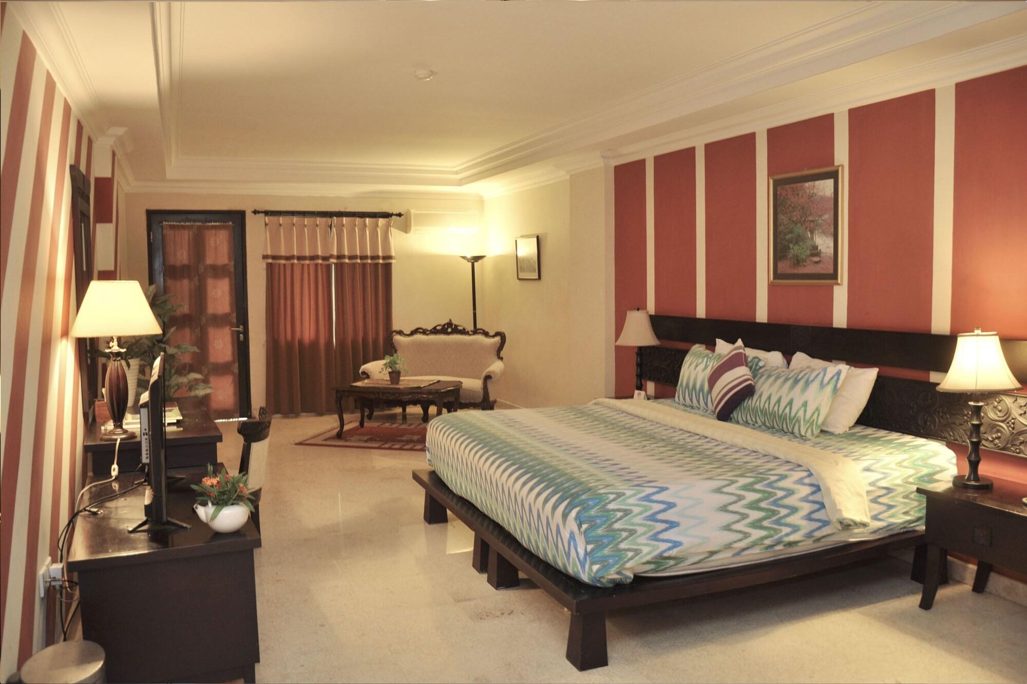 Royal Hotel Tretes Prigen Екстер'єр фото