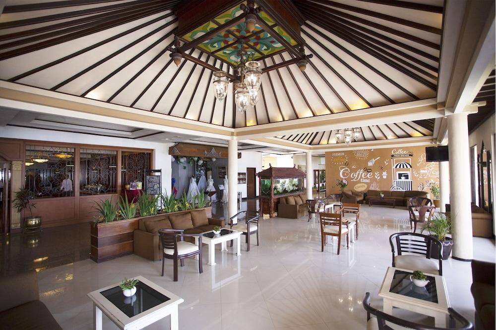 Royal Hotel Tretes Prigen Екстер'єр фото