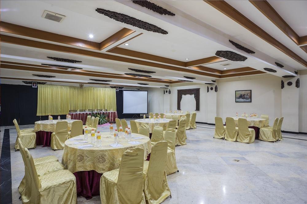 Royal Hotel Tretes Prigen Екстер'єр фото
