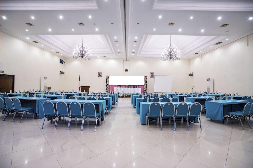 Royal Hotel Tretes Prigen Екстер'єр фото