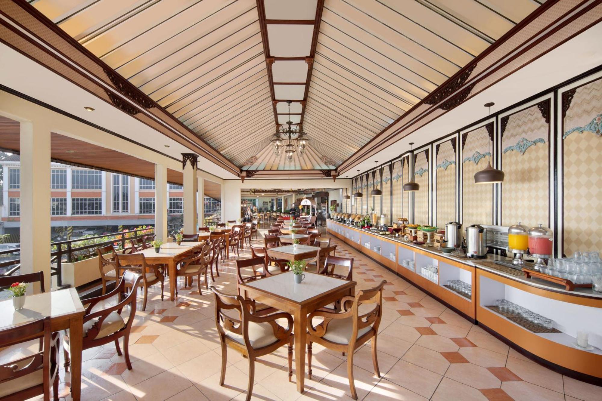 Royal Hotel Tretes Prigen Екстер'єр фото