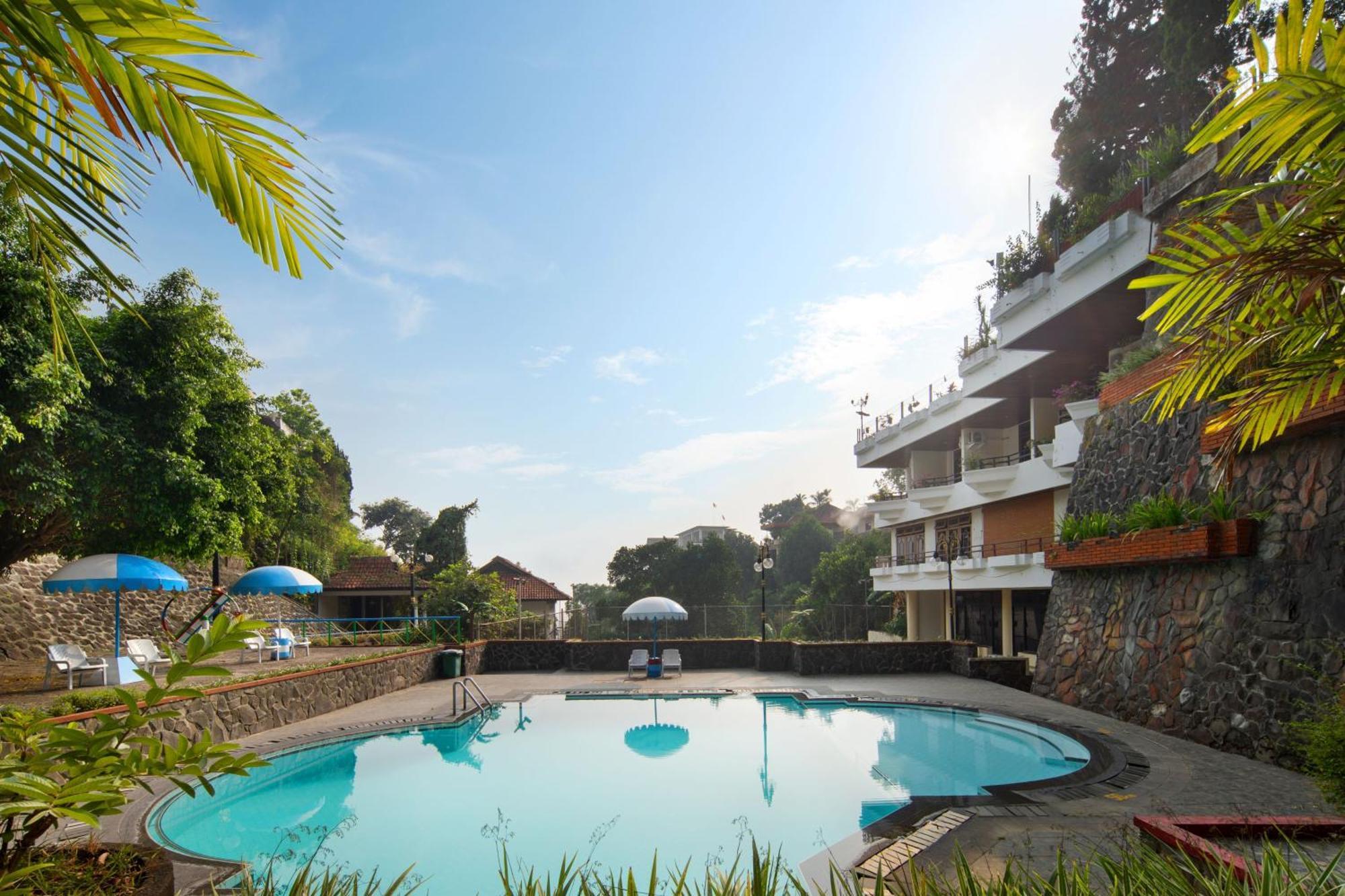 Royal Hotel Tretes Prigen Екстер'єр фото