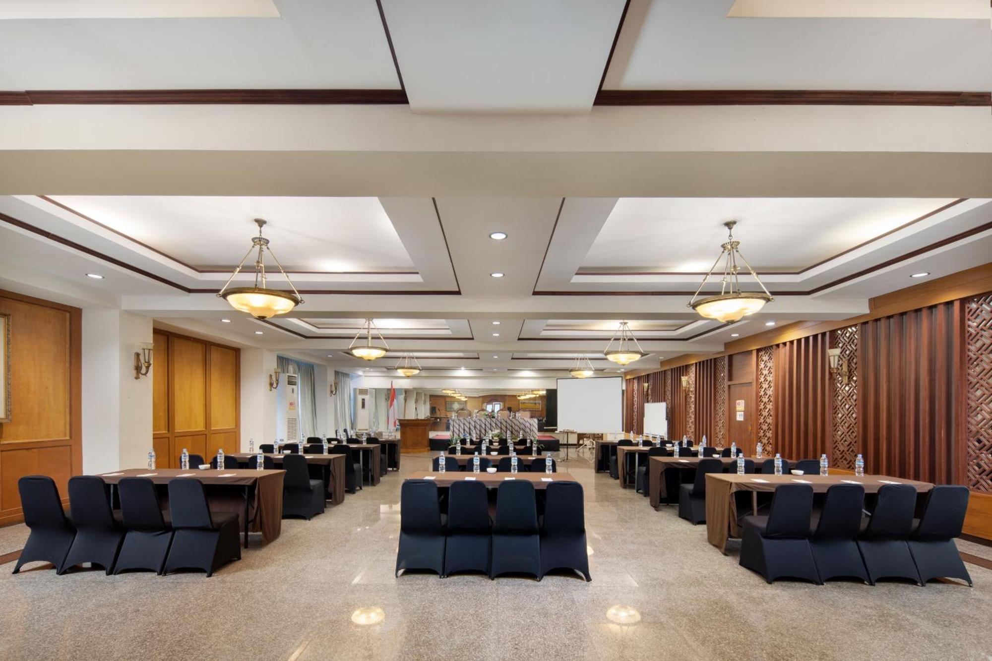 Royal Hotel Tretes Prigen Екстер'єр фото