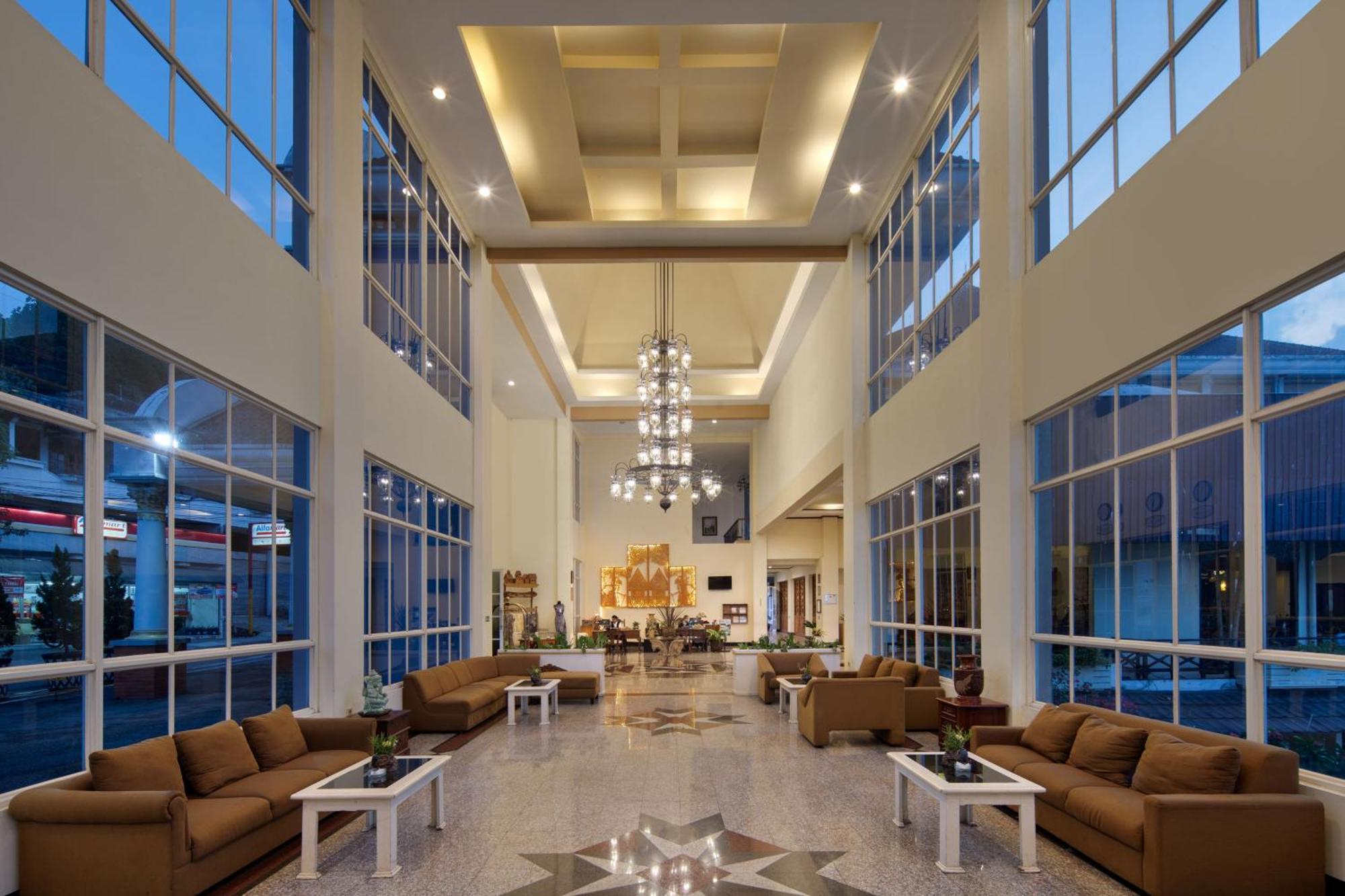 Royal Hotel Tretes Prigen Екстер'єр фото