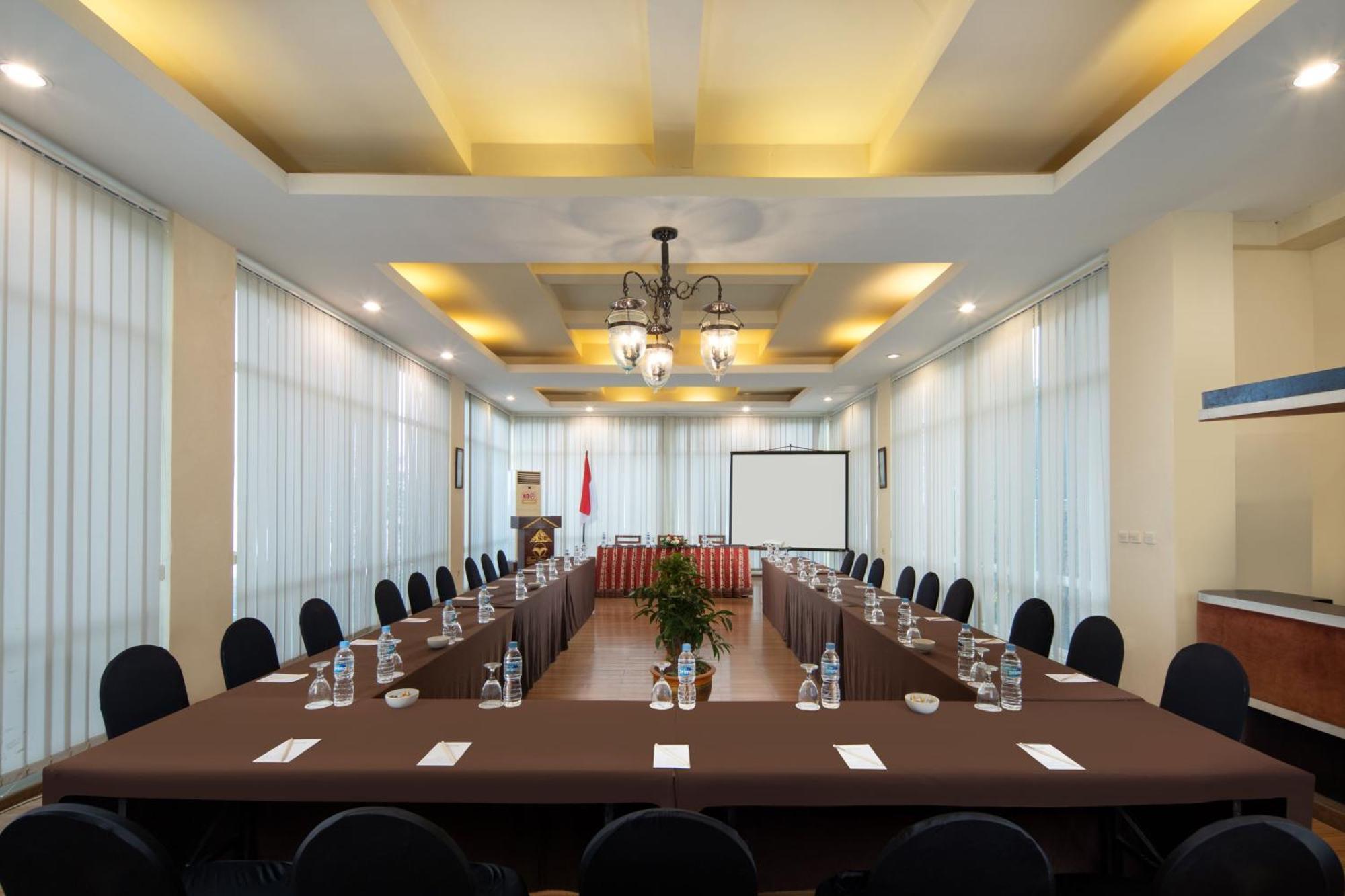 Royal Hotel Tretes Prigen Екстер'єр фото