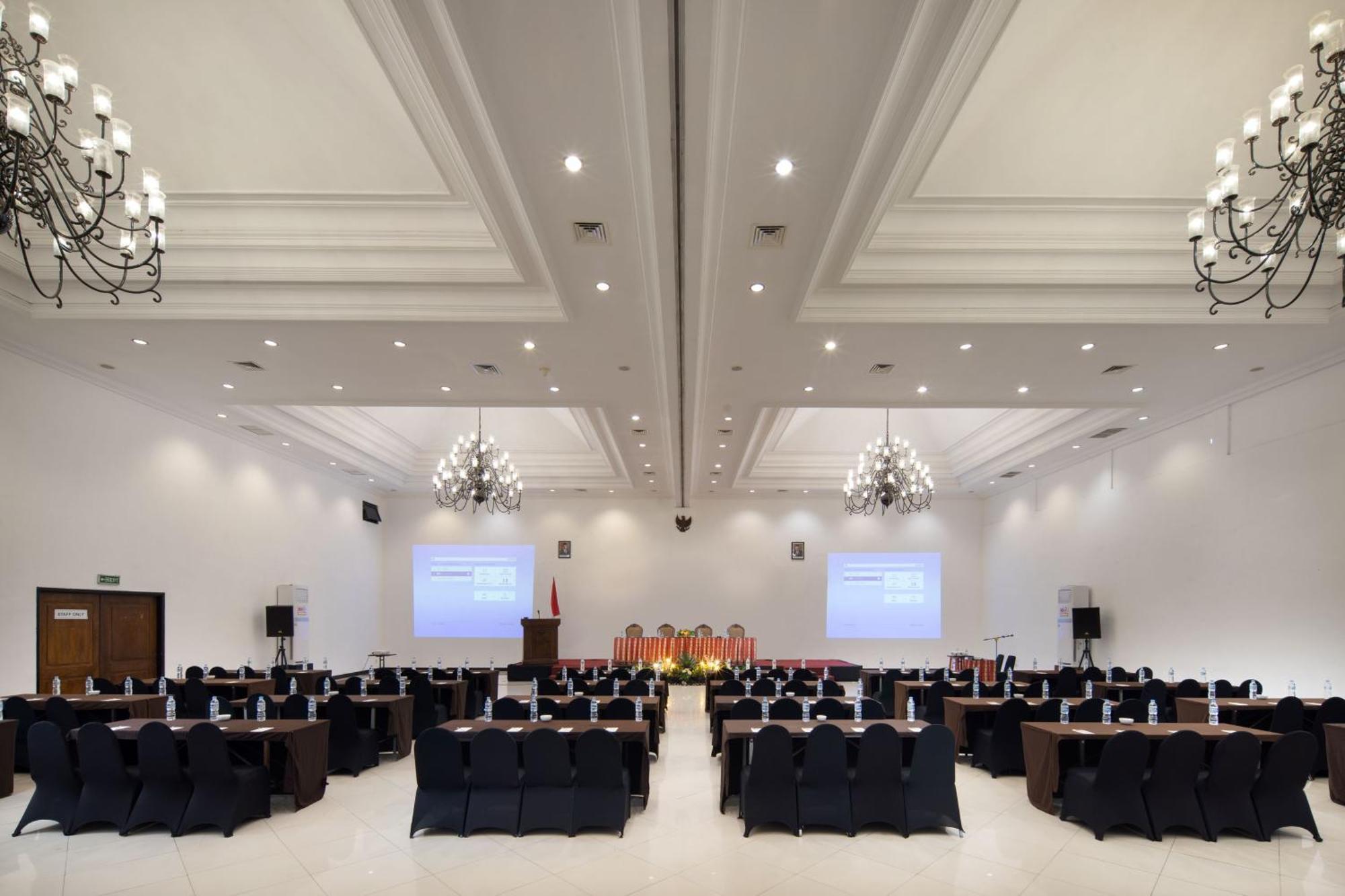Royal Hotel Tretes Prigen Екстер'єр фото