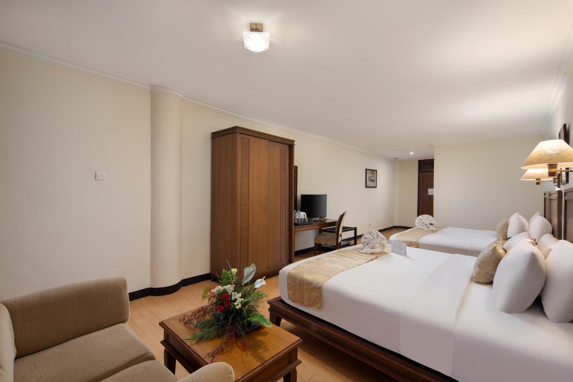 Royal Hotel Tretes Prigen Екстер'єр фото