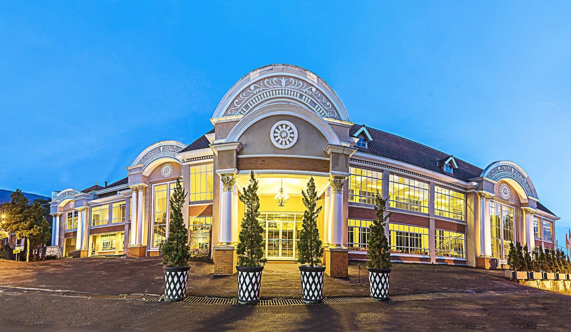 Royal Hotel Tretes Prigen Екстер'єр фото