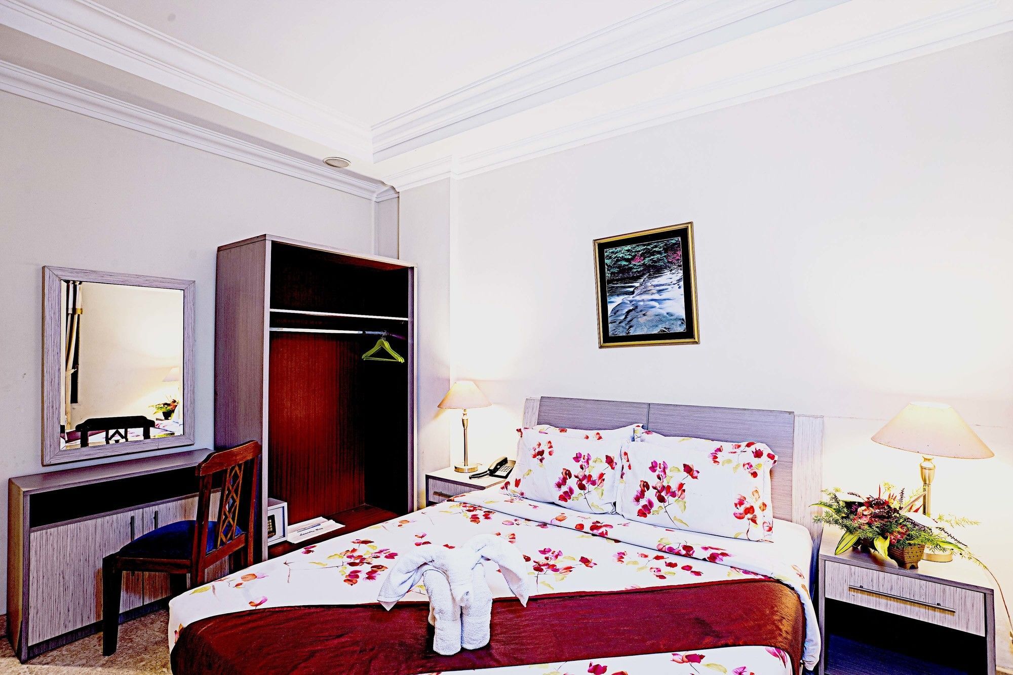 Royal Hotel Tretes Prigen Екстер'єр фото