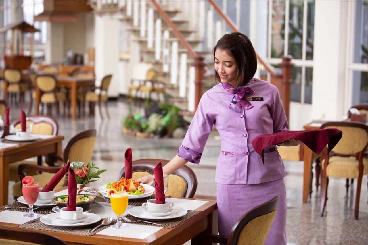 Royal Hotel Tretes Prigen Екстер'єр фото